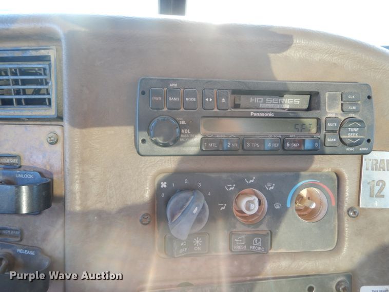 image for item JF9956 2003 Peterbilt 330  pressure digger truck