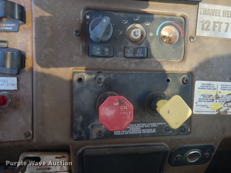 image for item JF9956 2003 Peterbilt 330  pressure digger truck