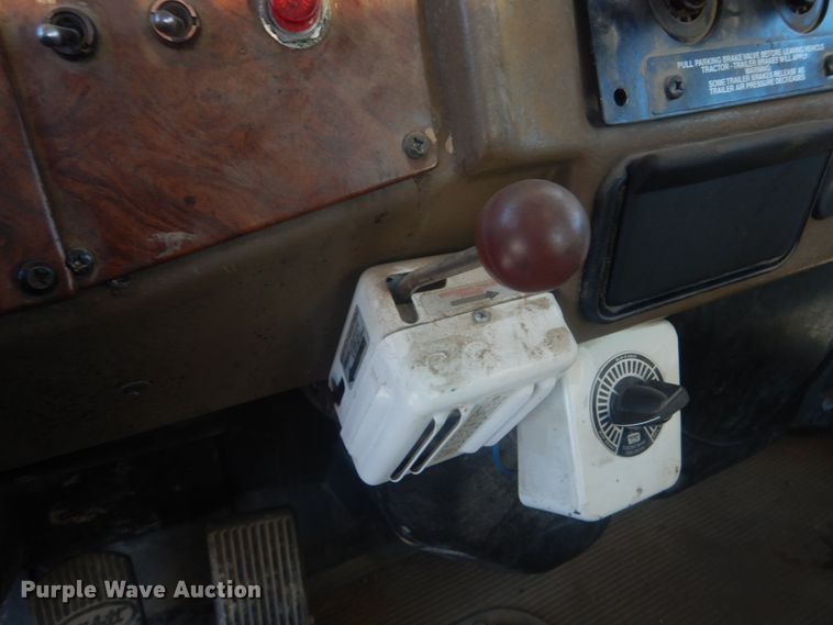 image for item JF9956 2003 Peterbilt 330  pressure digger truck