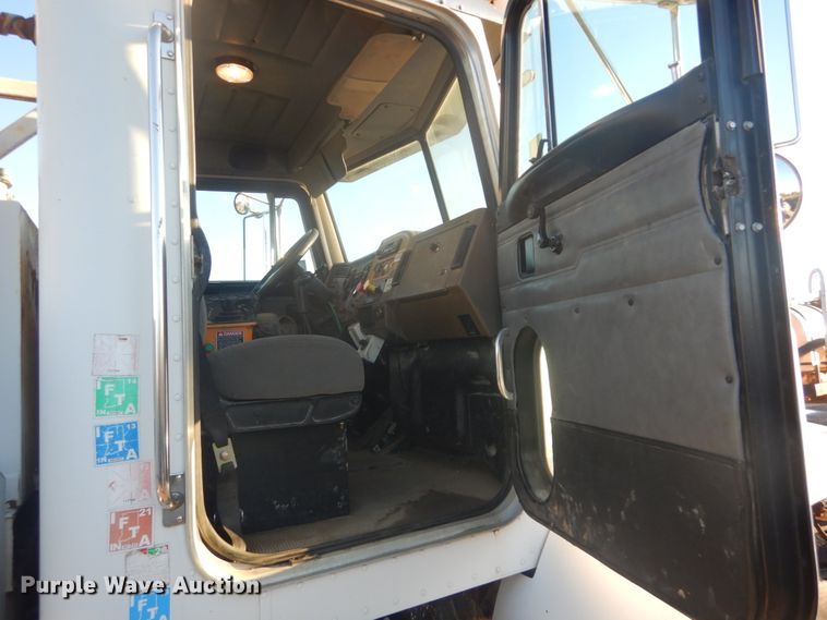 image for item JF9956 2003 Peterbilt 330  pressure digger truck