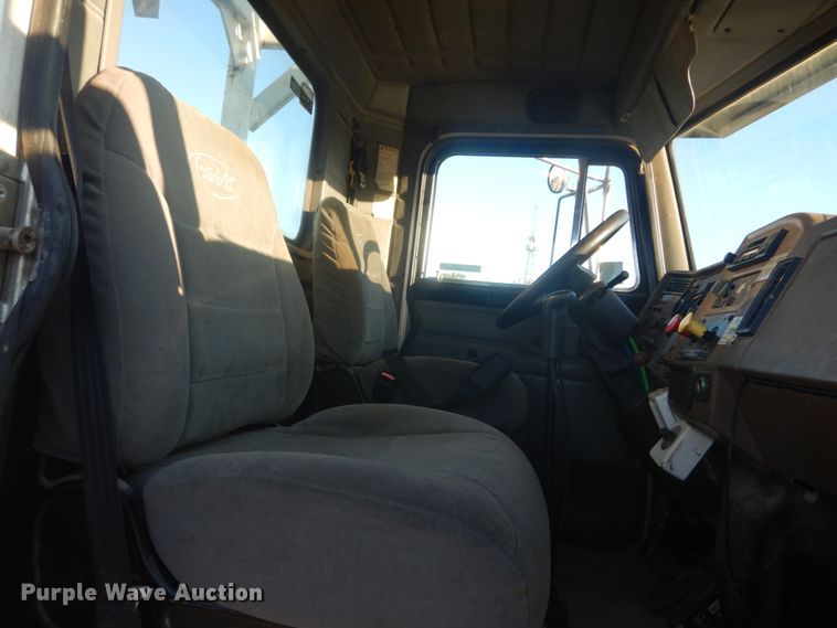 image for item JF9956 2003 Peterbilt 330  pressure digger truck