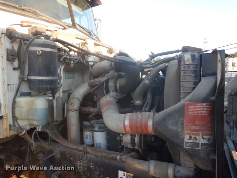 image for item JF9956 2003 Peterbilt 330  pressure digger truck