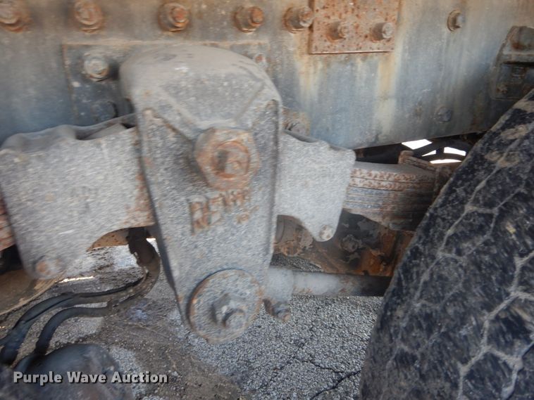 image for item JF9956 2003 Peterbilt 330  pressure digger truck