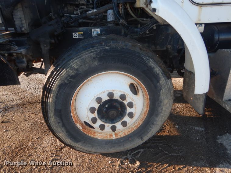 image for item JF9956 2003 Peterbilt 330  pressure digger truck