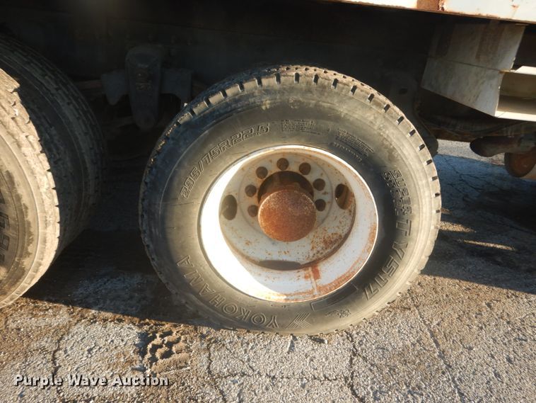 image for item JF9956 2003 Peterbilt 330  pressure digger truck