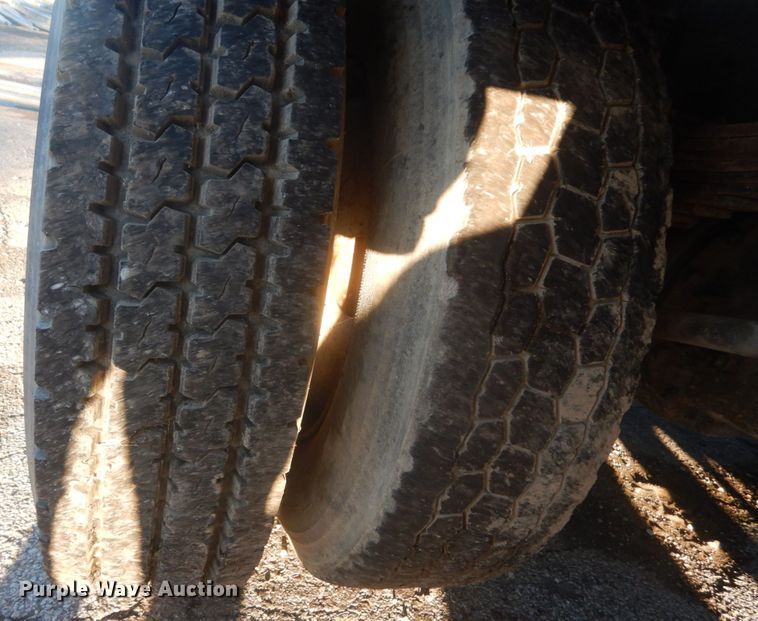 image for item JF9956 2003 Peterbilt 330  pressure digger truck