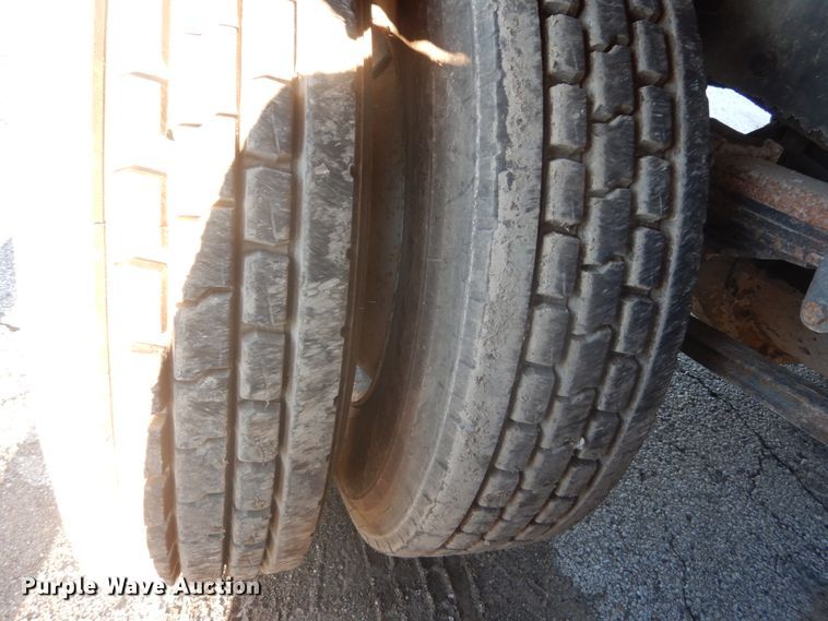 image for item JF9956 2003 Peterbilt 330  pressure digger truck