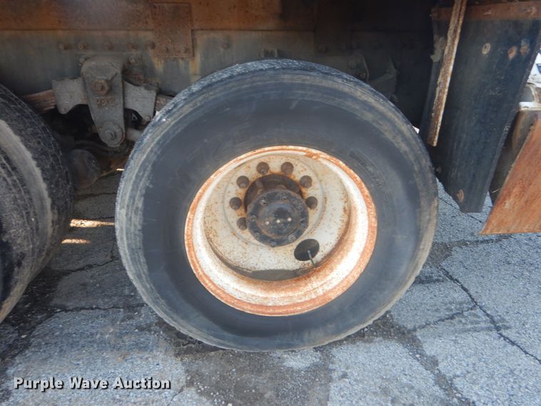 image for item JF9956 2003 Peterbilt 330  pressure digger truck