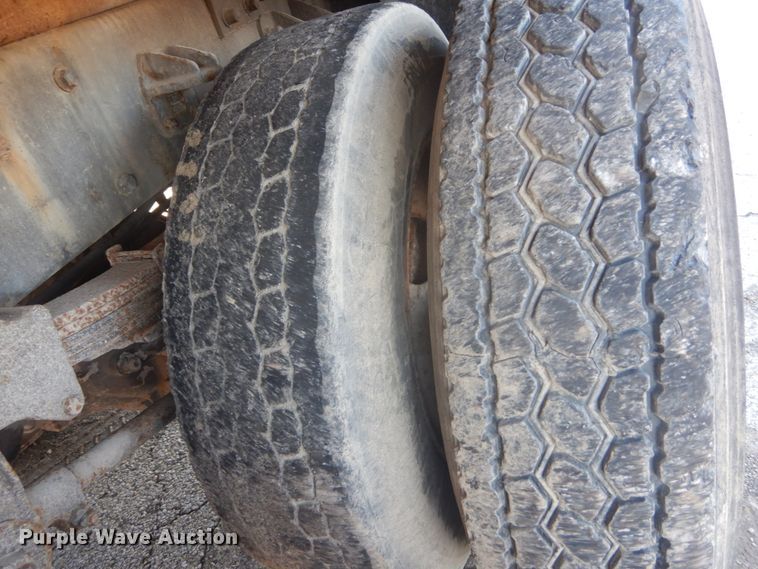 image for item JF9956 2003 Peterbilt 330  pressure digger truck