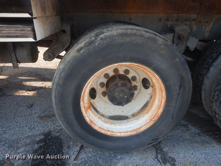 image for item JF9956 2003 Peterbilt 330  pressure digger truck