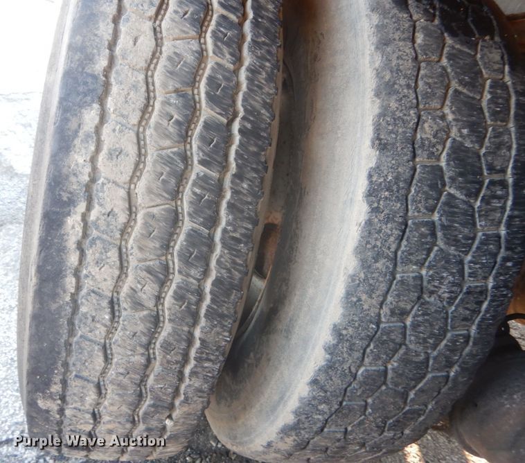 image for item JF9956 2003 Peterbilt 330  pressure digger truck