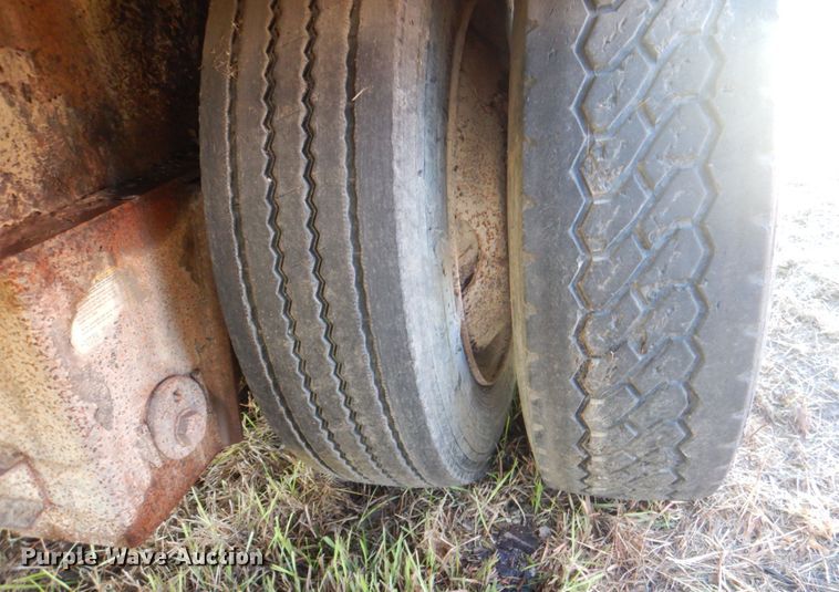 image for item JS9221 2000 Doonan 482DB14  drop deck trailer