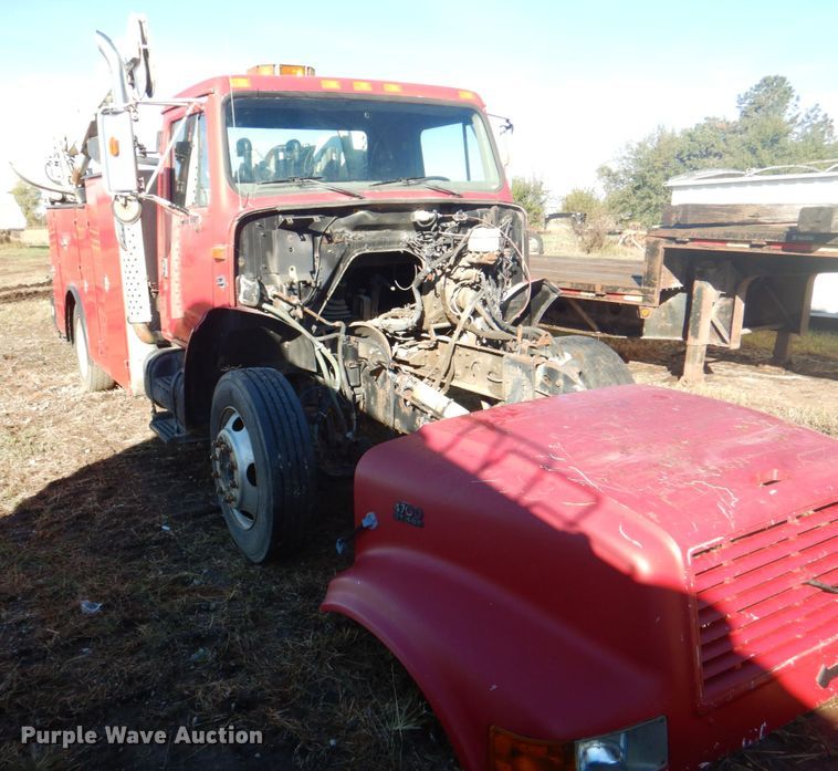 image for item JS9222 1995 International 4700  utility / service truck