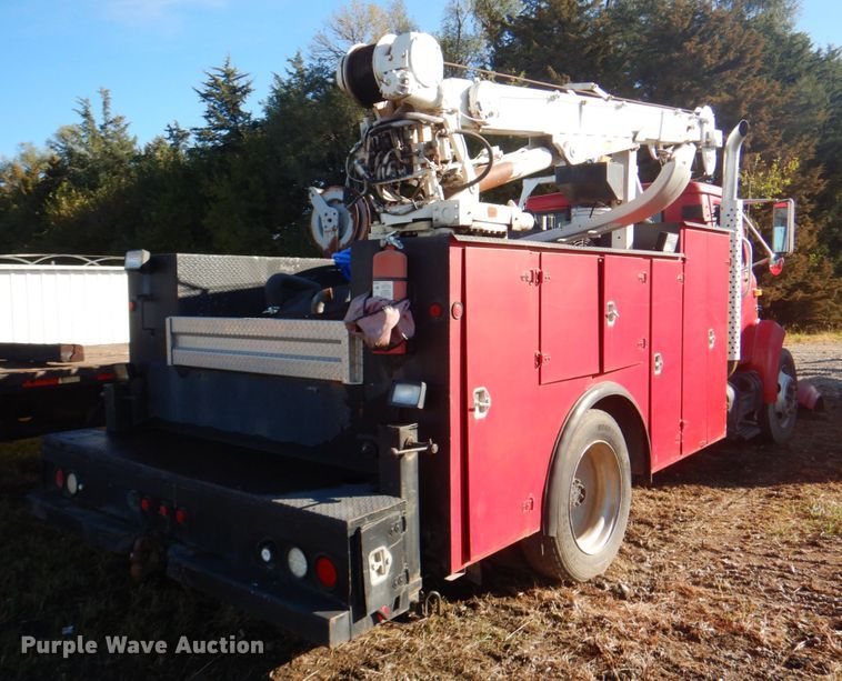 image for item JS9222 1995 International 4700  utility / service truck