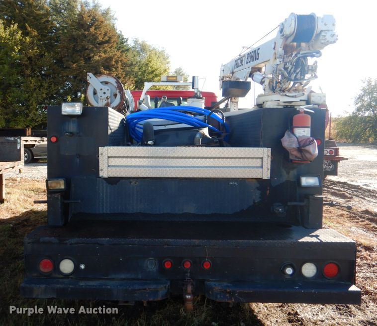 image for item JS9222 1995 International 4700  utility / service truck