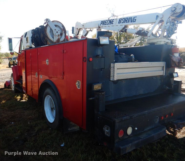 image for item JS9222 1995 International 4700  utility / service truck