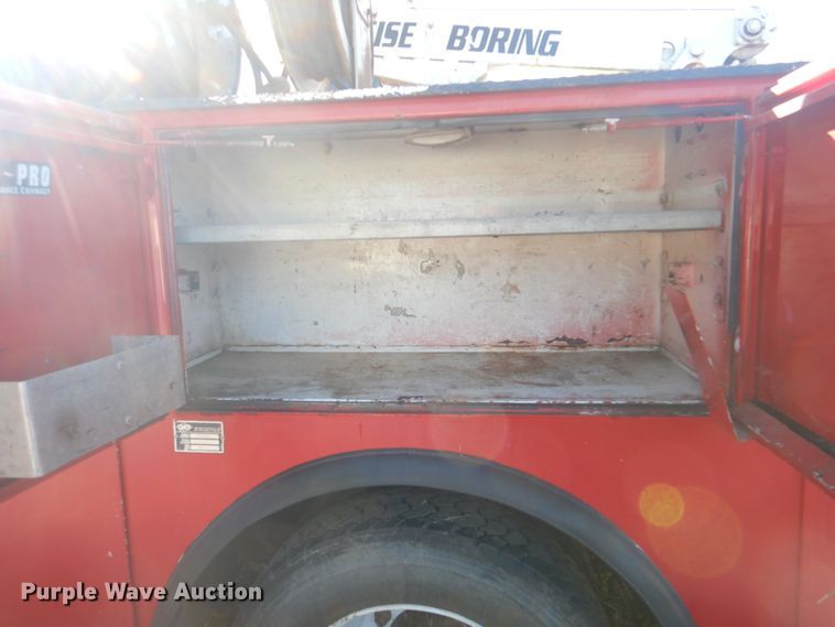 image for item JS9222 1995 International 4700  utility / service truck