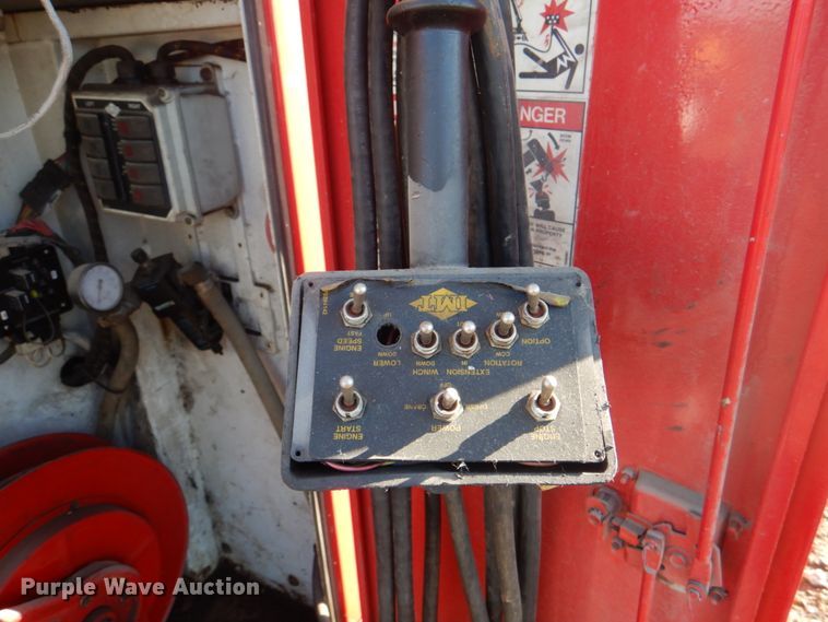 image for item JS9222 1995 International 4700  utility / service truck