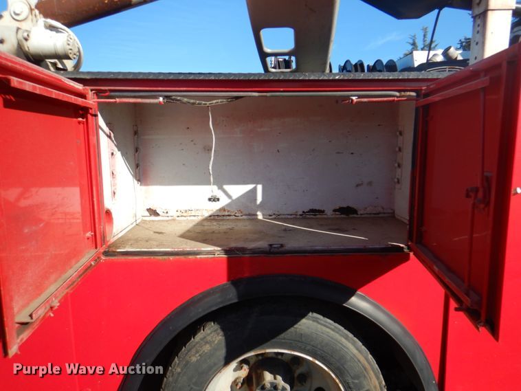 image for item JS9222 1995 International 4700  utility / service truck