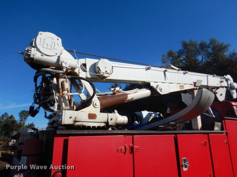 image for item JS9222 1995 International 4700  utility / service truck