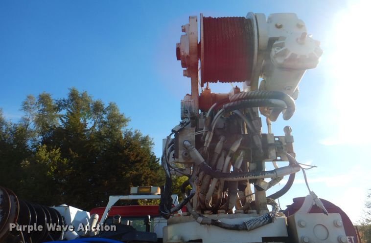 image for item JS9222 1995 International 4700  utility / service truck