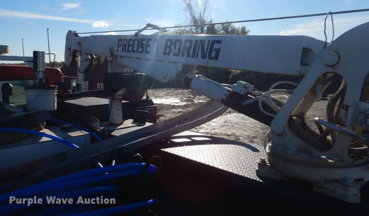 image for item JS9222 1995 International 4700  utility / service truck