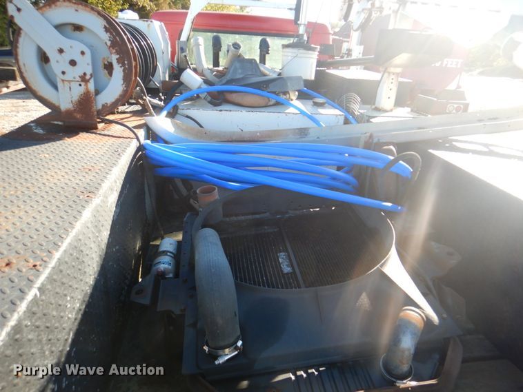 image for item JS9222 1995 International 4700  utility / service truck