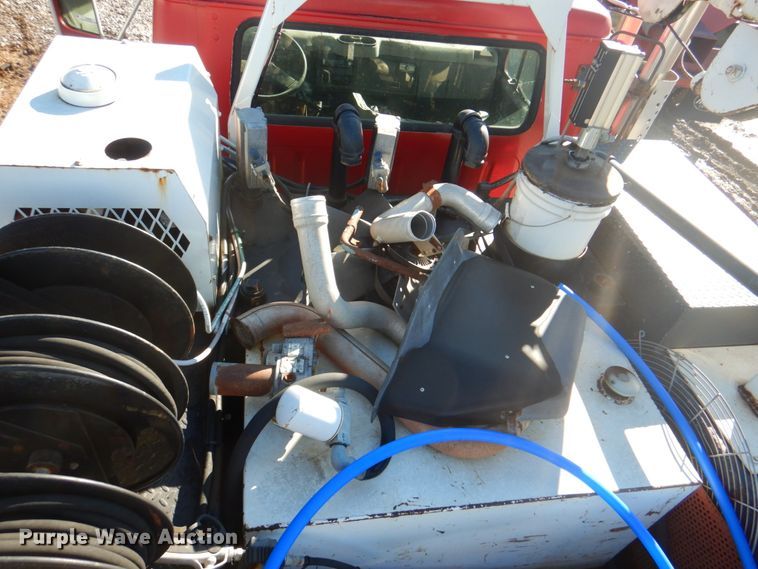 image for item JS9222 1995 International 4700  utility / service truck