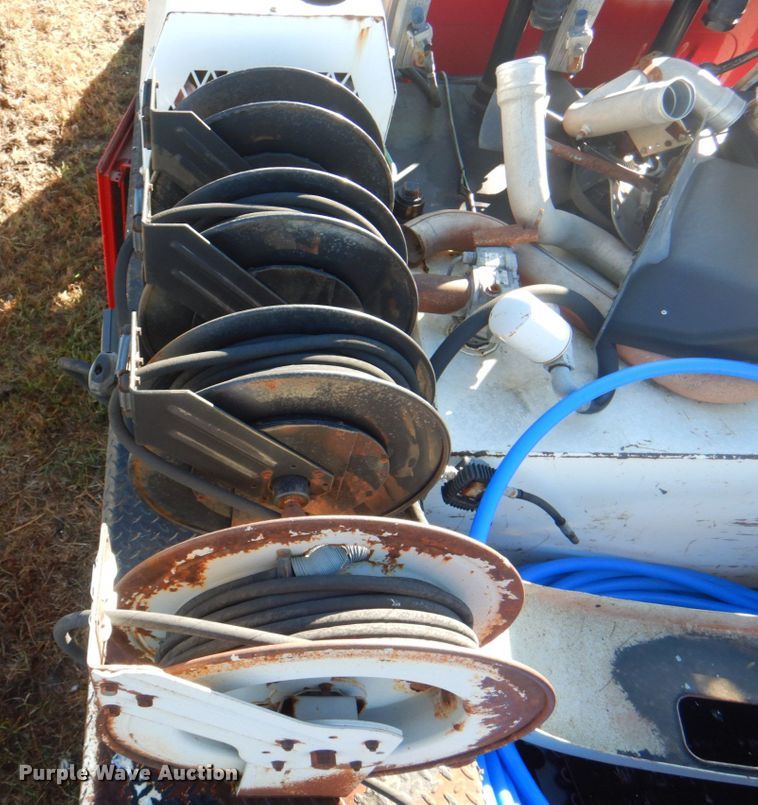 image for item JS9222 1995 International 4700  utility / service truck