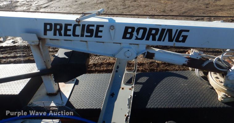 image for item JS9222 1995 International 4700  utility / service truck