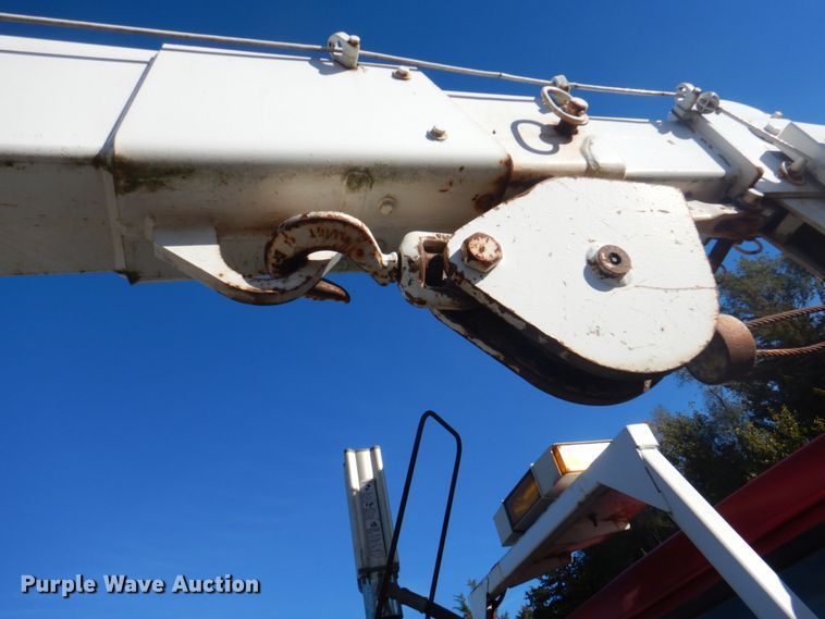 image for item JS9222 1995 International 4700  utility / service truck