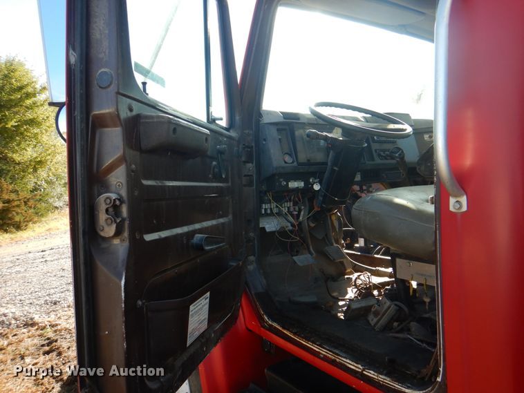 image for item JS9222 1995 International 4700  utility / service truck