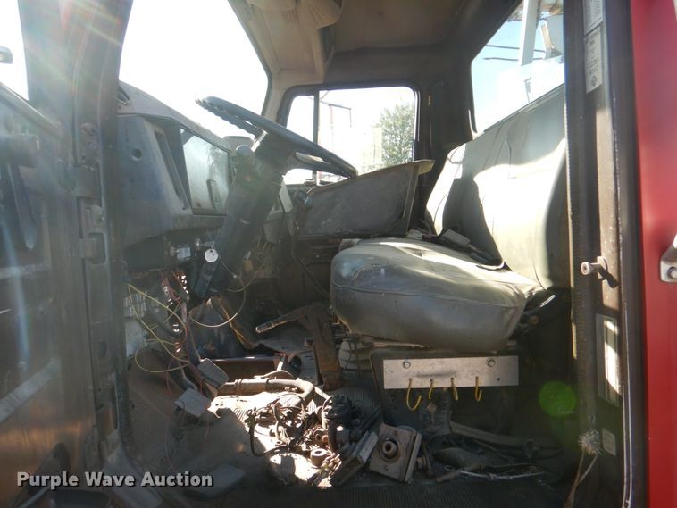 image for item JS9222 1995 International 4700  utility / service truck