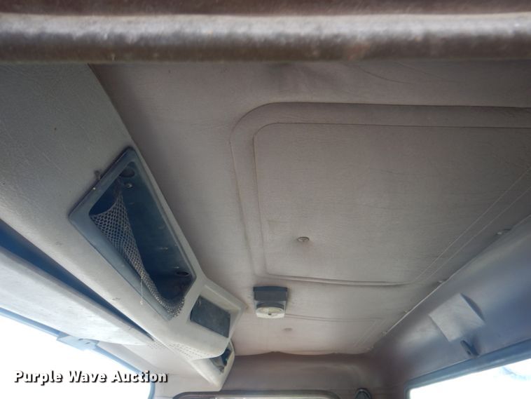 image for item JS9222 1995 International 4700  utility / service truck