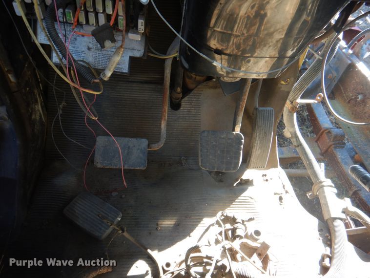 image for item JS9222 1995 International 4700  utility / service truck