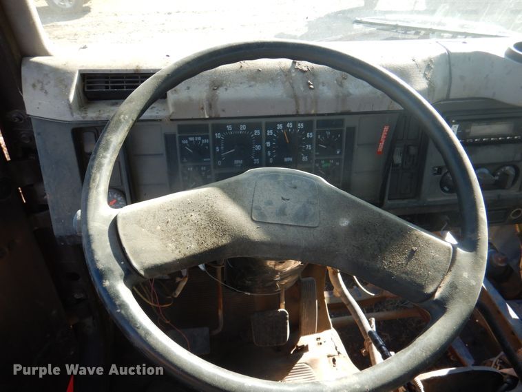 image for item JS9222 1995 International 4700  utility / service truck