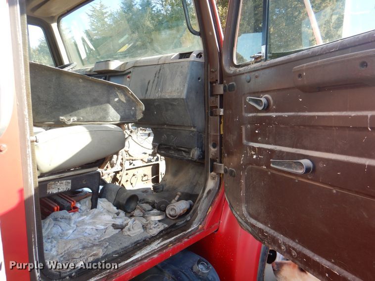 image for item JS9222 1995 International 4700  utility / service truck