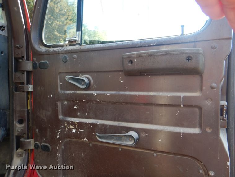 image for item JS9222 1995 International 4700  utility / service truck