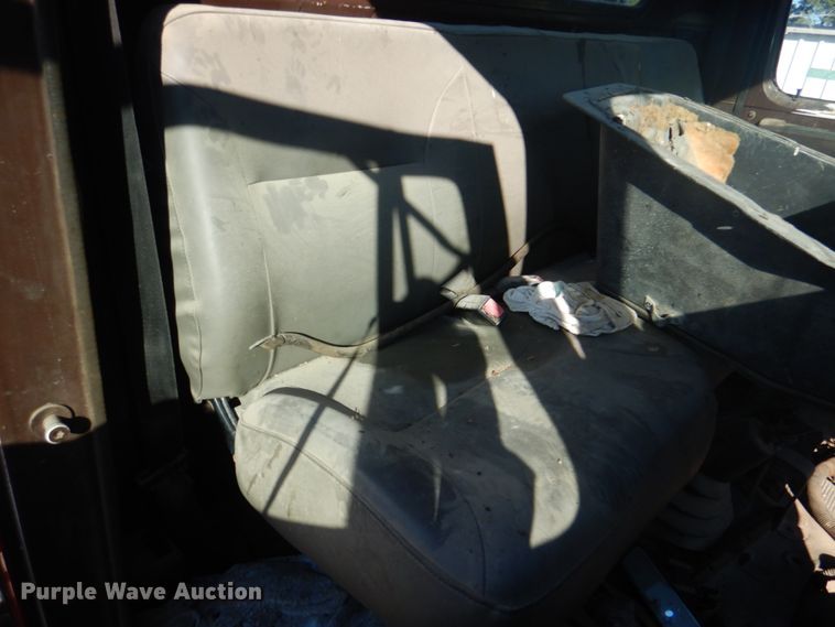 image for item JS9222 1995 International 4700  utility / service truck