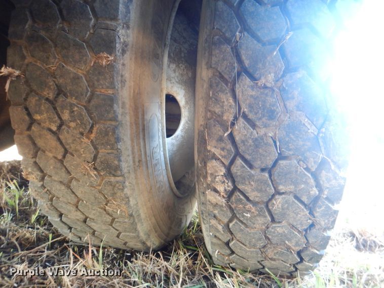 image for item JS9222 1995 International 4700  utility / service truck