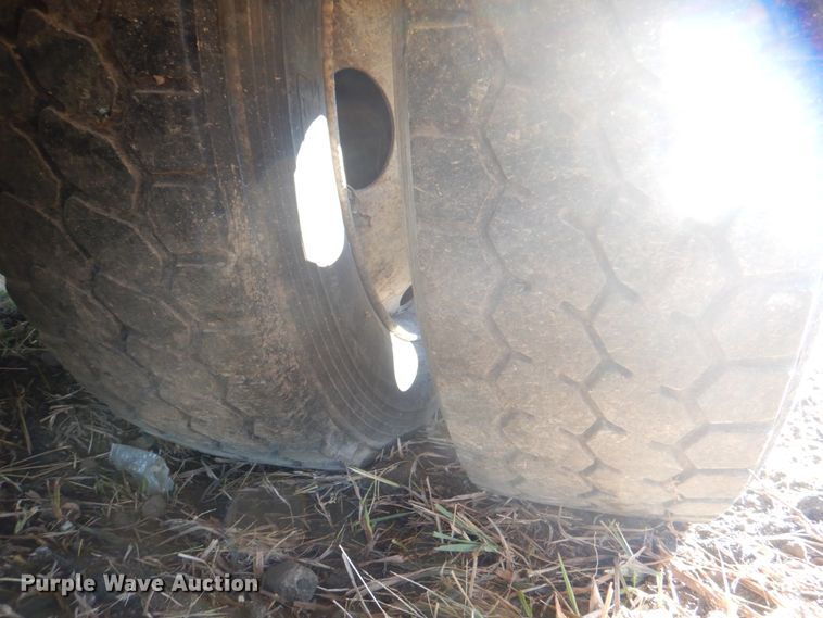 image for item JS9222 1995 International 4700  utility / service truck