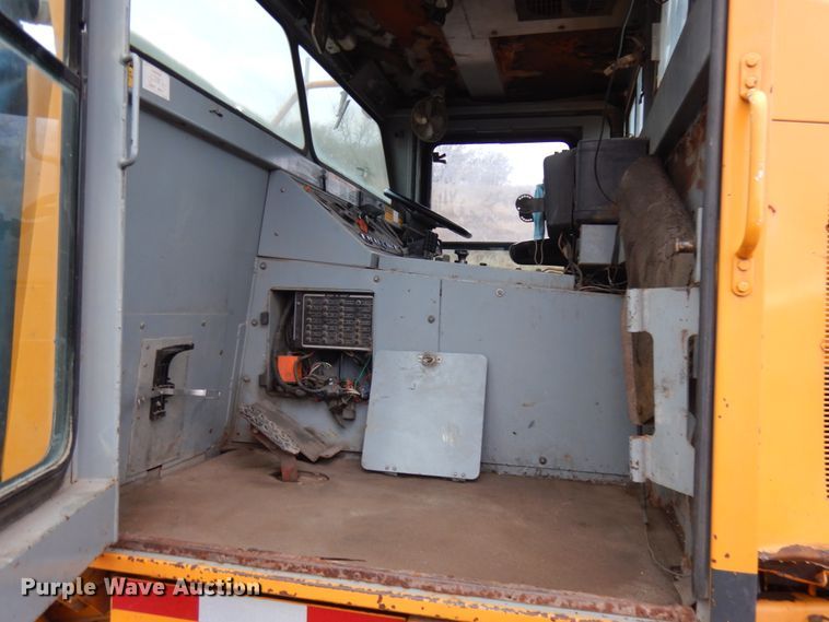 image for item JS9436 1995 Athey 3WS  street sweeper truck