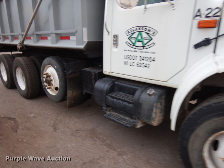 image for item JS9437 1998 International 4900  dump truck