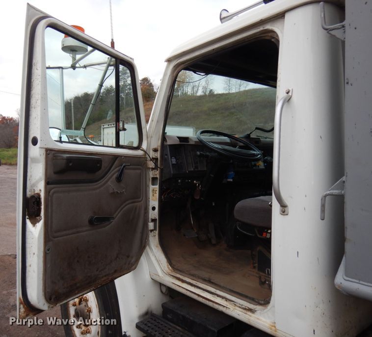 image for item JS9437 1998 International 4900  dump truck