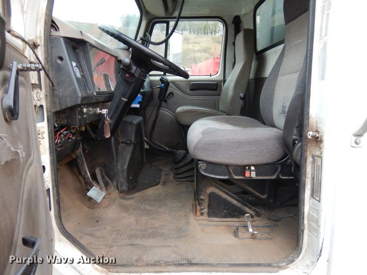 image for item JS9437 1998 International 4900  dump truck