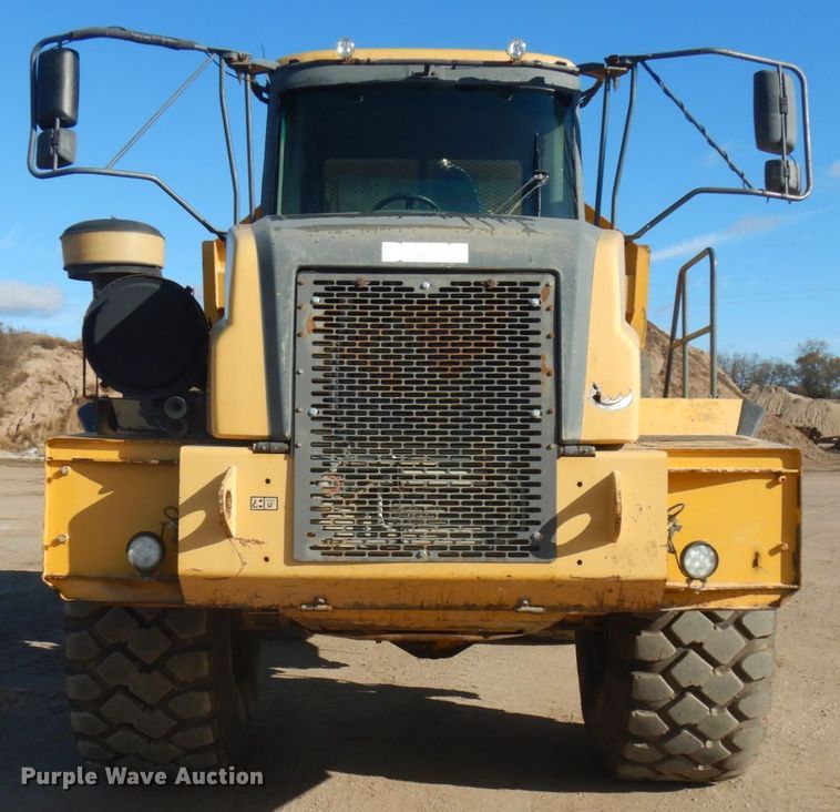 image for item JS9442 2006 John Deere 400D  haul truck