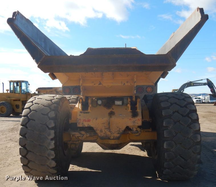 image for item JS9442 2006 John Deere 400D  haul truck