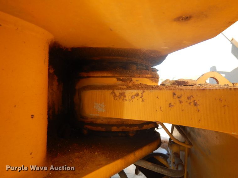 image for item JS9442 2006 John Deere 400D  haul truck