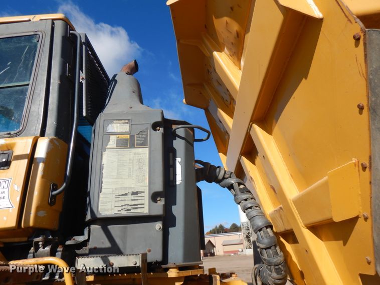 image for item JS9442 2006 John Deere 400D  haul truck