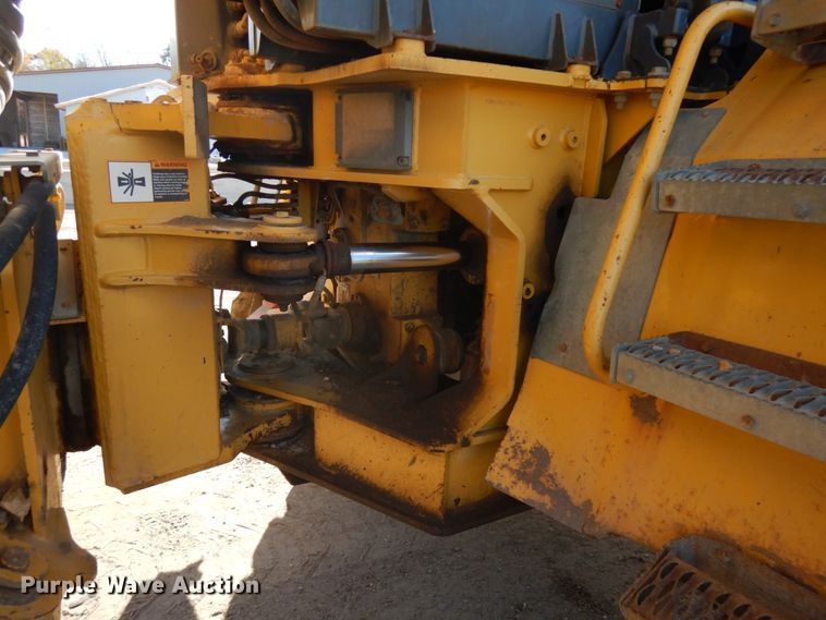 image for item JS9442 2006 John Deere 400D  haul truck